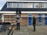 Plaatsing zonnepanelen (deel 2) op dak van kantine op zaterdag 28 januari 2023 (1/22)
